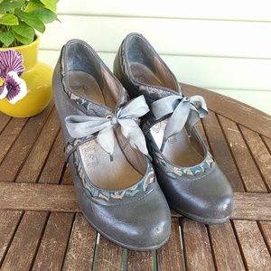 Cute retro pump with pattern and ribbons